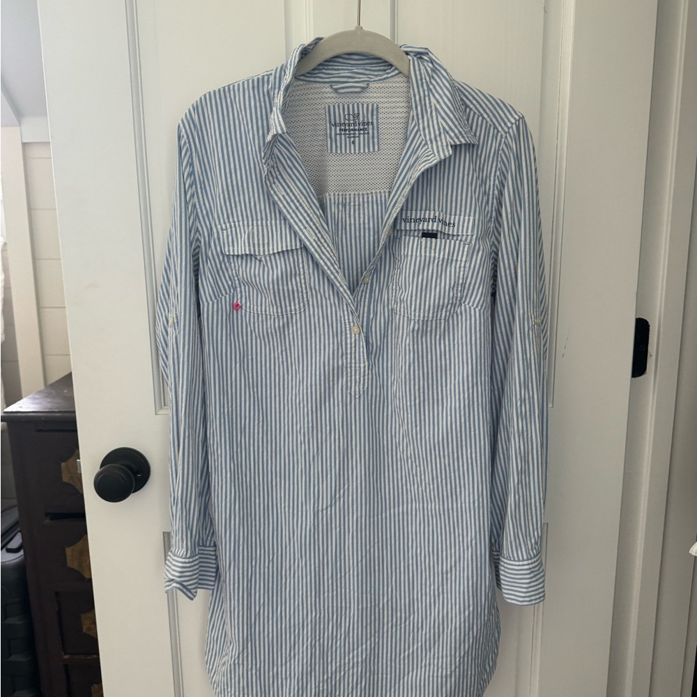 Vineyard Vines Blue and White Casual Button Down Shirt  cover up size small